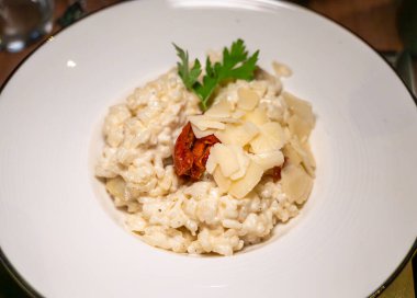 Siyah mantarlı risotto ve parmesan peyniri ve vejetaryen yemekle güzel bir akşam yemeği.