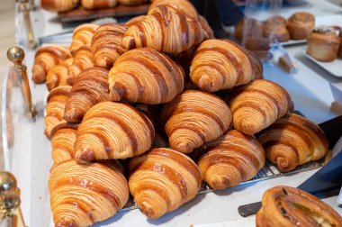Fransa 'da kahvaltı, tereyağlı kruvasan çörekleri Paris' teki zanaatkar pastanede sergileniyor, Fransa 'yı kapatın.