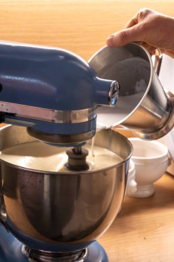 Paris 'teki aşçılık stüdyosunda aşçılıkla ilgili yüksek uzmanlık, sebzeli farklı güzel yemekler hazırlama, mantar mantarı, kırmızı parçalar, siyah tuzlanma, fındık. Yemek pişirme süreci.