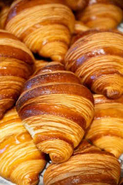 Fransa 'da kahvaltı, tereyağlı kruvasan çörekleri Paris' teki zanaatkar pastanede sergileniyor, Fransa 'yı kapatın.