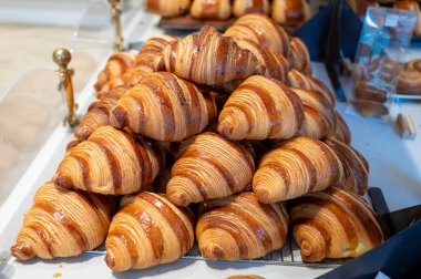 Fransa 'da kahvaltı, tereyağlı kruvasan çörekleri Paris' teki zanaatkar pastanede sergileniyor, Fransa 'yı kapatın.