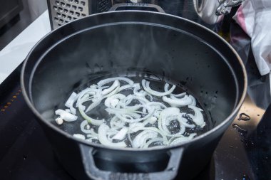 Paris 'teki aşçılık stüdyosunda aşçılıkla ilgili yüksek uzmanlık, sebzeli farklı güzel yemekler hazırlama, mantar mantarı, kırmızı parçalar, siyah tuzlanma, fındık. Yemek pişirme süreci.