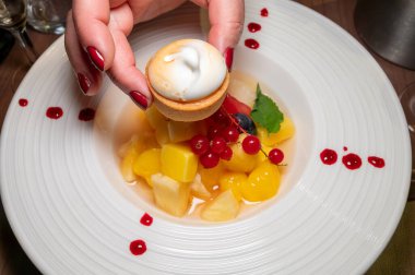 Fransız restoranında taze böğürtlen, limonlu pasta ve çilekli krema manzaralı güzel bir yemek.