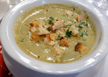 Fransız çorbası patates, pırasa soğan ve kızarmış ekmek, Paris 'te Fransız restoranında öğle veya akşam yemeği için ucuz ve vejetaryen yemeği.