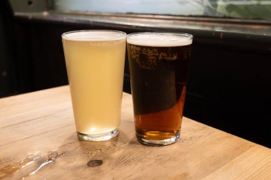 Klasik Londra barı arkadaşlarla dolup taşıyor, fıçı biraların ve geleneksel İngiliz barlarının canlı atmosferinin tadını çıkarıyor, mahzenlerdeki fıçılardan bira fıçılarının otları...