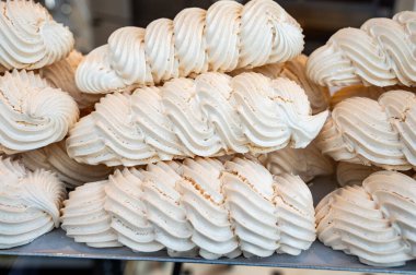 Şekerleme dükkanında geleneksel olarak çırpılmış yumurta beyazı ve şekerden yapılan fırında tatlı ya da şekerlemeler sergileniyor.