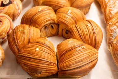 Taze sabah pişmiş ekmeği, kıtır kıtır ekmek hamuru, yerel pastaneden hakiki zanaatkar lezzeti.