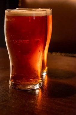 Klasik Londra barı arkadaşlarla dolup taşıyor, fıçı biraların ve geleneksel İngiliz barlarının canlı atmosferinin tadını çıkarıyor, mahzenlerdeki fıçılardan bira fıçılarının otları...