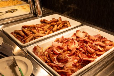 Otelde yumurtalı İngiliz büfesi, kızarmış pastırma, sosis, fasulye, tost, mantar, ızgara domates, klasik İngiliz sabah yemeği.