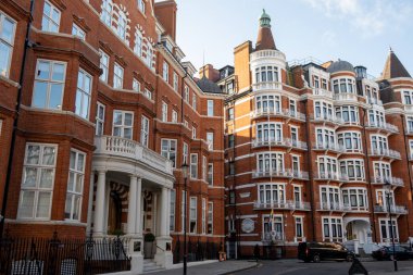 Hans Crescent boyunca Londra, İngiltere 'de zarif kırmızı tuğlalı evler ve canlı şehir yaşamı ile dolaşın.