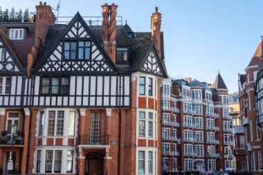 Hans Crescent boyunca Londra, İngiltere 'de zarif kırmızı tuğlalı evler ve canlı şehir yaşamı ile dolaşın.