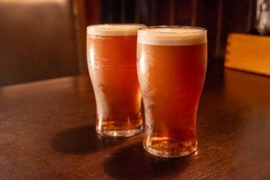 Klasik Londra barı arkadaşlarla dolup taşıyor, fıçı biraların ve geleneksel İngiliz barlarının canlı atmosferinin tadını çıkarıyor, mahzenlerdeki fıçılardan bira fıçılarının otları...