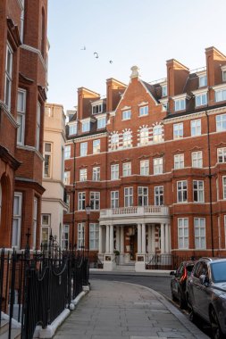 Hans Crescent boyunca Londra, İngiltere 'de zarif kırmızı tuğlalı evler ve canlı şehir yaşamı ile dolaşın.