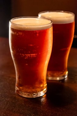 Klasik Londra barı arkadaşlarla dolup taşıyor, fıçı biraların ve geleneksel İngiliz barlarının canlı atmosferinin tadını çıkarıyor, mahzenlerdeki fıçılardan bira fıçılarının otları...