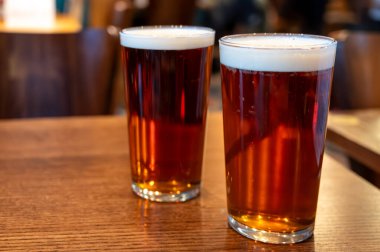 Klasik Londra barı arkadaşlarla dolup taşıyor, fıçı biraların ve geleneksel İngiliz barlarının canlı atmosferinin tadını çıkarıyor, mahzenlerdeki fıçılardan bira fıçılarının otları...