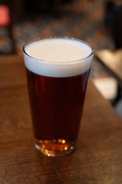 Klasik Londra barı arkadaşlarla dolup taşıyor, fıçı biraların ve geleneksel İngiliz barlarının canlı atmosferinin tadını çıkarıyor, mahzenlerdeki fıçılardan bira fıçılarının otları...