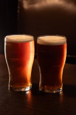 Klasik Londra barı arkadaşlarla dolup taşıyor, fıçı biraların ve geleneksel İngiliz barlarının canlı atmosferinin tadını çıkarıyor, mahzenlerdeki fıçılardan bira fıçılarının otları...