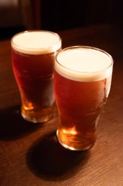 Klasik Londra barı arkadaşlarla dolup taşıyor, fıçı biraların ve geleneksel İngiliz barlarının canlı atmosferinin tadını çıkarıyor, mahzenlerdeki fıçılardan bira fıçılarının otları...