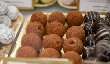 El yapımı çikolatalı pralin bonbonlar, palmiye yağı olmadan nasıl kalite, zarif, ısırık büyüklüğünde, parlak kaplamalı, zengin kakaolu, farklı dolgulu, fındıklı, kuru üzümlü,