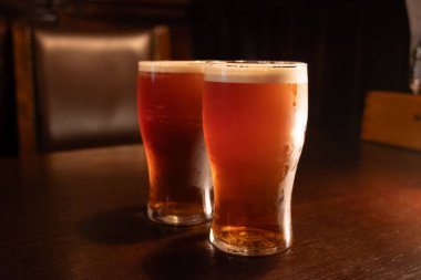 Klasik Londra barı arkadaşlarla dolup taşıyor, fıçı biraların ve geleneksel İngiliz barlarının canlı atmosferinin tadını çıkarıyor, mahzenlerdeki fıçılardan bira fıçılarının otları...