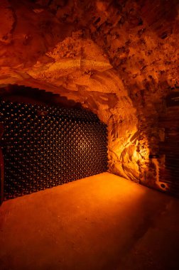 Yeraltı mağaralarının tozlu şişelerini ziyaret etmek, geleneksel yöntemlerle Reims, Epernay, Champagne, France 'da şampanya yapmak.