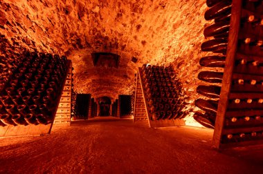 Şişedeki çökeltiyi bulmaca ya da derin yeraltı mağaraları öğrenci ahşap rafları üzerinde geleneksel şampanya yapma metodu Reims, Epernay, Champagne, France