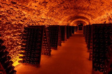 Şişedeki çökeltiyi bulmaca ya da derin yeraltı mağaraları öğrenci ahşap rafları üzerinde geleneksel şampanya yapma metodu Reims, Epernay, Champagne, France