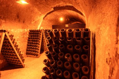 Şişedeki çökeltiyi bulmaca ya da derin yeraltı mağaraları öğrenci ahşap rafları üzerinde geleneksel şampanya yapma metodu Reims, Epernay, Champagne, France