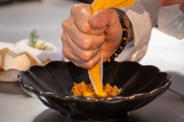 Ziyaretçiler için özel tatma etkinliği, bir bardak şampanyayla yemek eşleşmesi, Fransa 'da kış yemekleri ve şarap festivalinde ünlü aşçıların hazırladığı lezzetli yemekler.