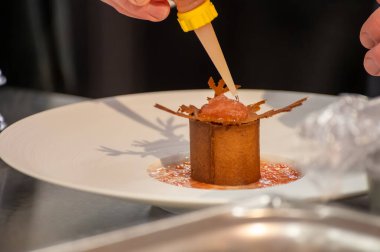 Ziyaretçiler için özel tatma etkinliği, bir bardak şampanyayla yemek eşleşmesi, Fransa 'da kış yemekleri ve şarap festivalinde ünlü aşçıların hazırladığı lezzetli yemekler.