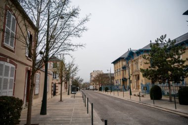 Epernay şehrinde yürüyüş, şampanya başkenti bölge, sokak manzarası, evler, parklar, Fransa 'da kış