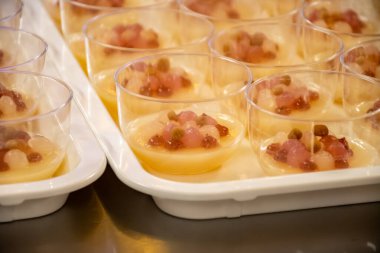 Ziyaretçiler için özel tatma etkinliği, bir bardak şampanyayla yemek eşleşmesi, Fransa 'da kış yemekleri ve şarap festivalinde ünlü aşçıların hazırladığı lezzetli yemekler.