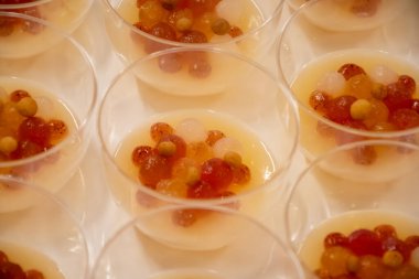 Ziyaretçiler için özel tatma etkinliği, bir bardak şampanyayla yemek eşleşmesi, Fransa 'da kış yemekleri ve şarap festivalinde ünlü aşçıların hazırladığı lezzetli yemekler.