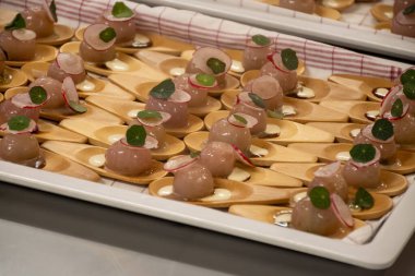 Ziyaretçiler için özel tatma etkinliği, bir bardak şampanyayla yemek eşleşmesi, Fransa 'da kış yemekleri ve şarap festivalinde ünlü aşçıların hazırladığı lezzetli yemekler.