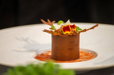 Ziyaretçiler için özel tatma etkinliği, bir bardak şampanyayla yemek eşleşmesi, Fransa 'da kış yemekleri ve şarap festivalinde ünlü aşçıların hazırladığı lezzetli yemekler.