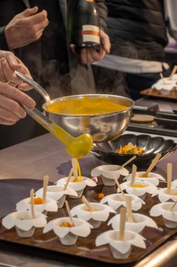 Ziyaretçiler için özel tatma etkinliği, bir bardak şampanyayla yemek eşleşmesi, Fransa 'da kış yemekleri ve şarap festivalinde ünlü aşçıların hazırladığı lezzetli yemekler.