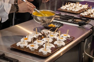 Ziyaretçiler için özel tatma etkinliği, bir bardak şampanyayla yemek eşleşmesi, Fransa 'da kış yemekleri ve şarap festivalinde ünlü aşçıların hazırladığı lezzetli yemekler.