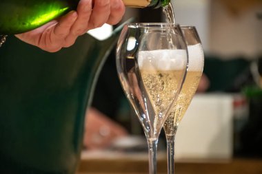 Fransız şarabı, köpüklü şampanya, şarap tatma, kutlama, düğün veya şampanya turu, mağara ziyareti, Reims, Fransa