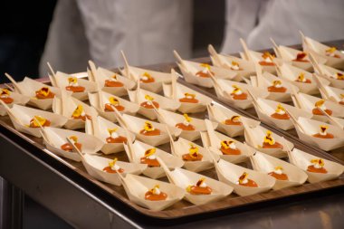 Ziyaretçiler için özel tatma etkinliği, bir bardak şampanyayla yemek eşleşmesi, Fransa 'da kış yemekleri ve şarap festivalinde ünlü aşçıların hazırladığı lezzetli yemekler.