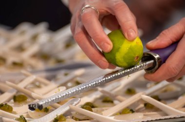 Ziyaretçiler için özel tatma etkinliği, bir bardak şampanyayla yemek eşleşmesi, Fransa 'da kış yemekleri ve şarap festivalinde ünlü aşçıların hazırladığı lezzetli yemekler.