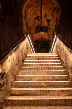 Yeraltı mağaralarını, tünelleri ve taş tuğlaları geleneksel yöntemlerle Reims, Champagne, France 'da şampanya yapan