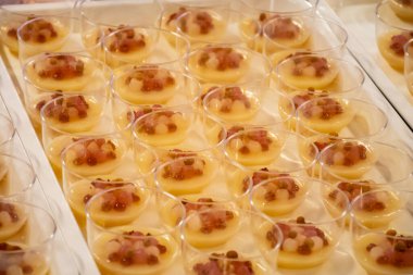 Ziyaretçiler için özel tatma etkinliği, bir bardak şampanyayla yemek eşleşmesi, Fransa 'da kış yemekleri ve şarap festivalinde ünlü aşçıların hazırladığı lezzetli yemekler.