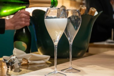 Fransız şarabı, köpüklü şampanya, şarap tatma, kutlama, düğün veya şampanya turu, mağara ziyareti, Reims, Fransa