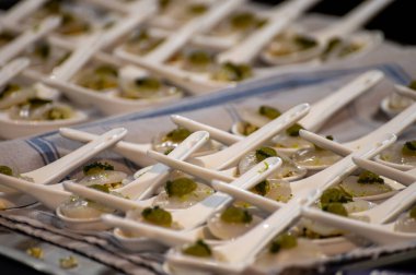 Ziyaretçiler için özel tatma etkinliği, bir bardak şampanyayla yemek eşleşmesi, Fransa 'da kış yemekleri ve şarap festivalinde ünlü aşçıların hazırladığı lezzetli yemekler.