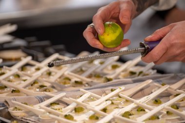 Ziyaretçiler için özel tatma etkinliği, bir bardak şampanyayla yemek eşleşmesi, Fransa 'da kış yemekleri ve şarap festivalinde ünlü aşçıların hazırladığı lezzetli yemekler.