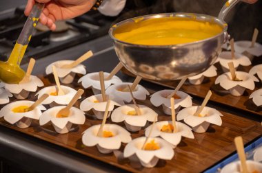 Ziyaretçiler için özel tatma etkinliği, bir bardak şampanyayla yemek eşleşmesi, Fransa 'da kış yemekleri ve şarap festivalinde ünlü aşçıların hazırladığı lezzetli yemekler.