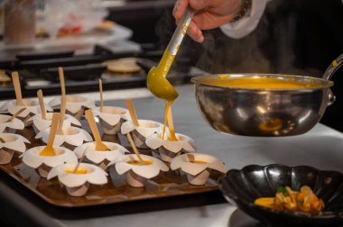 Ziyaretçiler için özel tatma etkinliği, bir bardak şampanyayla yemek eşleşmesi, Fransa 'da kış yemekleri ve şarap festivalinde ünlü aşçıların hazırladığı lezzetli yemekler.