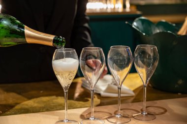 Fransız şarabı, köpüklü şampanya, şarap tatma, kutlama, düğün veya şampanya turu, mağara ziyareti, Reims, Fransa