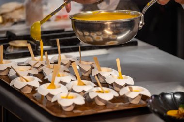 Ziyaretçiler için özel tatma etkinliği, bir bardak şampanyayla yemek eşleşmesi, Fransa 'da kış yemekleri ve şarap festivalinde ünlü aşçıların hazırladığı lezzetli yemekler.