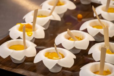 Ziyaretçiler için özel tatma etkinliği, bir bardak şampanyayla yemek eşleşmesi, Fransa 'da kış yemekleri ve şarap festivalinde ünlü aşçıların hazırladığı lezzetli yemekler.